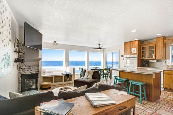 Spacious oceanfront home with patio and private hot tub dog friendly - Image 4