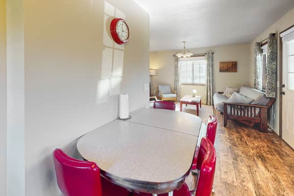 Dog Friendly Cottage with Deck WiFi and Washer Dryer Near Beaches Clamming - Image 5