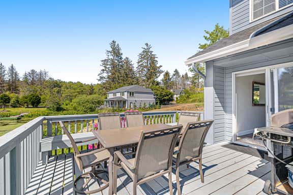 Charming Lakefront Home with Private Hot Tub and High Speed WiFi - Image 4