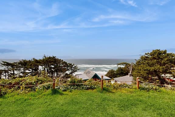 Dog Friendly Studio with Ocean Views WiFi and Nearby Beach Access - Image 4