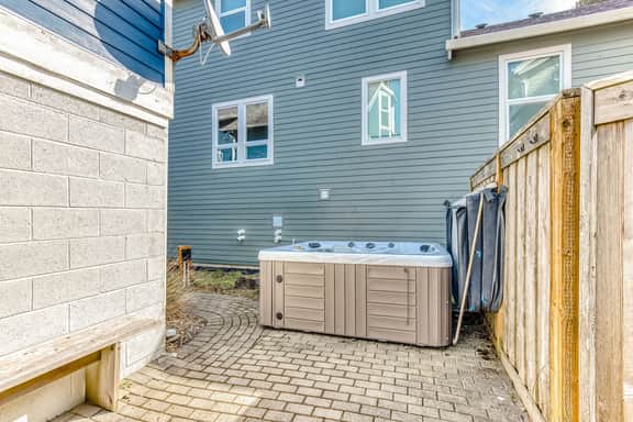 Ocean view home 1 block from the beach with hot tub deck and fireplace - Image 5