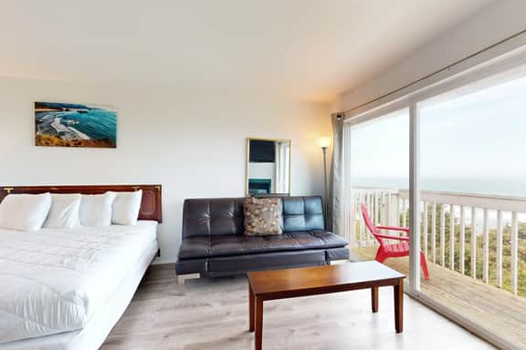 Upper Level Studio with Balcony Dog Friendly and Great Ocean Views - Image 3