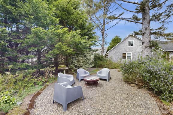 Spacious Family and Dog Friendly Home with New Private Hot Tub and Smart TVs - Image 4