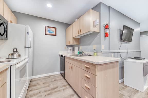 Eight Dog Friendly Rooms with Kitchens and Kitchenettes Walk to Downtown and Beach - Image 5