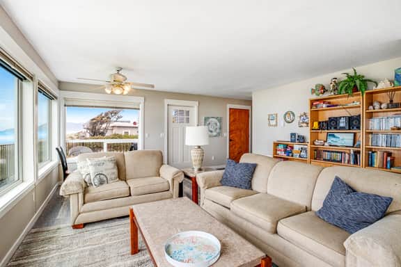 Oceanfront Dog Friendly Home with Free WiFi Perfect for a Family Beach Trip - Image 2