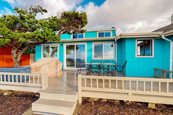 Oceanfront dog friendly home with 180 degree view deck and great location - Image 2