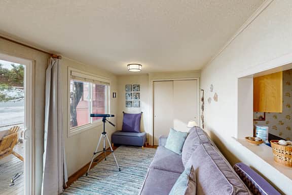 Oceanfront dog friendly home with 180 degree view deck and great location - Image 5
