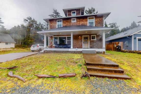 Beautiful Craftsman home with private hot tub and pool table walk to beach - Image 2