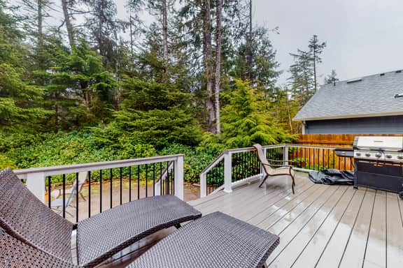 Beautiful Craftsman home with private hot tub and pool table walk to beach - Image 3