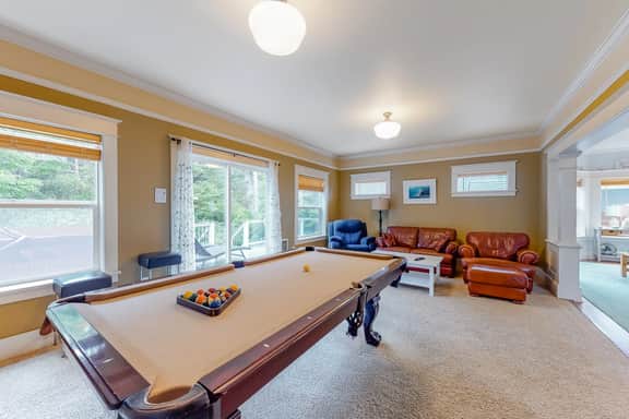 Beautiful Craftsman home with private hot tub and pool table walk to beach - Image 5