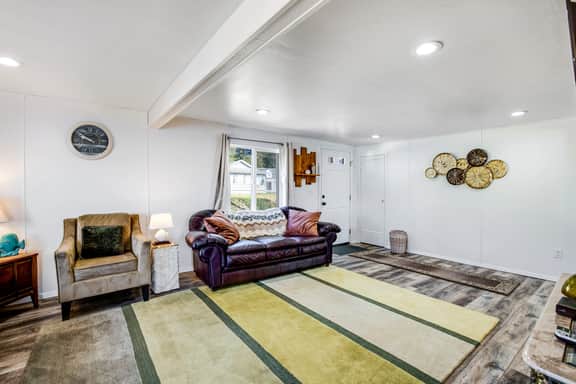 Gorgeous home overlooking the bay near a boat launch dog friendly - Image 3