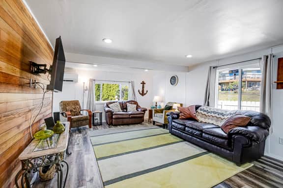 Gorgeous home overlooking the bay near a boat launch dog friendly - Image 2