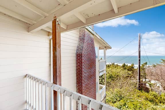 Upper Level Studio WiFi Close to Beach Access Dogs Welcome - Image 2