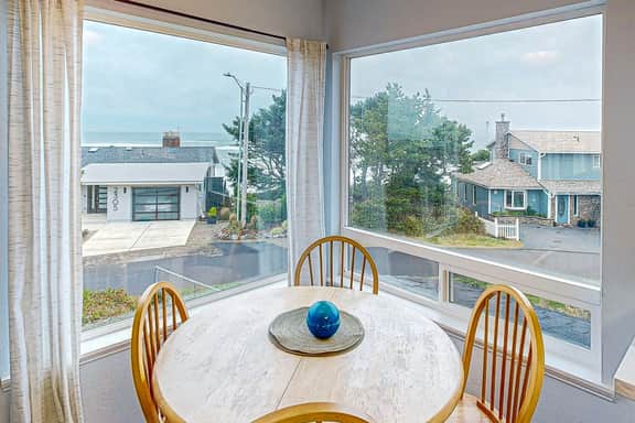 Cozy house close to beach hot tub and ocean views - Image 5