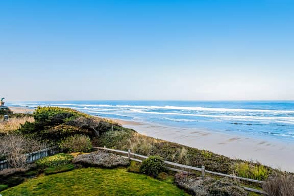 Stunning Oceanfront Retreat with Full Kitchen Private Hot Tub High Speed WiFi - Image 3