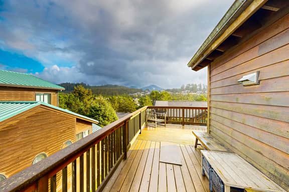 Gorgeous waterfront home with ocean views a furnished deck and beach access - Image 3