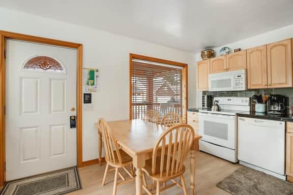 Comfortable home with a private game room blocks from the beach - Image 4