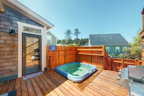 Dog Friendly Home with Private Hot Tub Free WiFi Decks and Gas Grill - Image 4