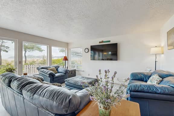 Waterfront house with bay and ocean views large deck and quiet location - Image 5
