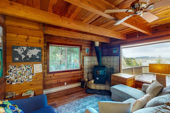 Dog friendly cabin with ocean view fast WiFi fireplace and washer dryer - Image 2
