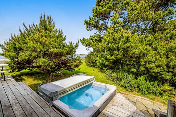 Dog Friendly Bayfront Beauty with a Private Hot Tub Free WiFi and Washer Dryer - Image 2