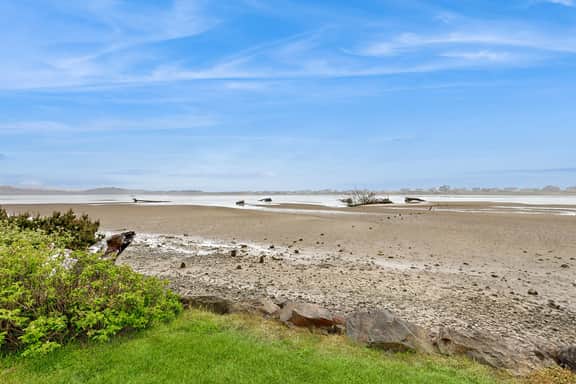 Dog Friendly Bayfront Beauty with a Private Hot Tub Free WiFi and Washer Dryer - Image 3