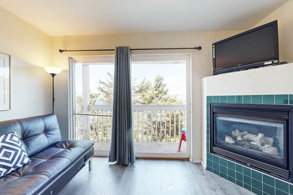 Dog Friendly Studio with Ocean Views and Balcony Close to the Beach - Image 4