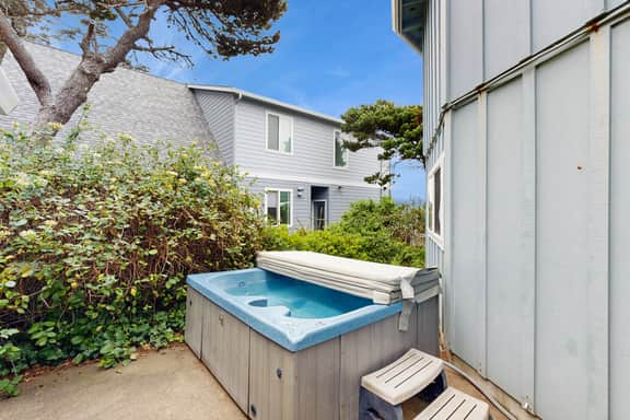 Unique and spacious home with private hot tub game room and great ocean views - Image 5