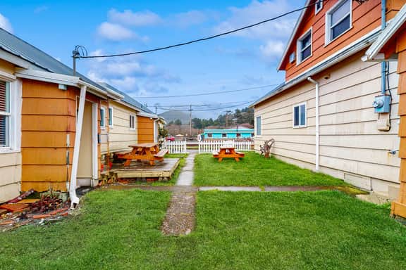 Dog Friendly Coastal Cottage Minutes from Downtown and One Block to Beach - Image 3