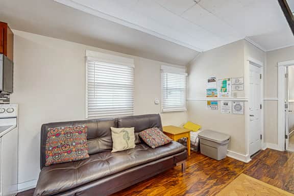 Dog Friendly Coastal Cottage Minutes from Downtown and One Block to Beach - Image 2
