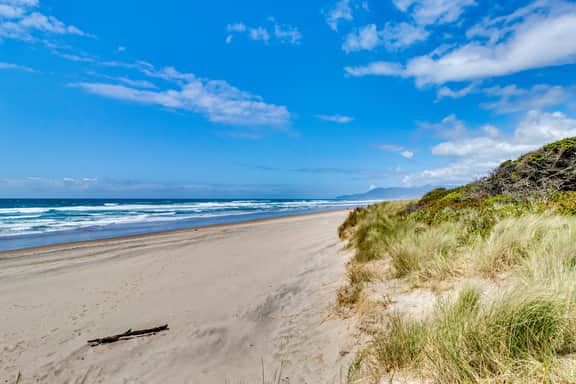 Modern Waterfront Condo Right on the Pacific Ocean Dogs Welcome - Image 3