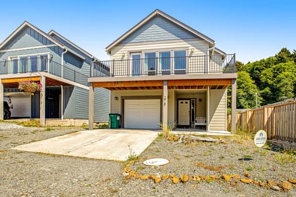 Coastal getaway with deck beach gear and washer dryer walk to beach - Image 2
