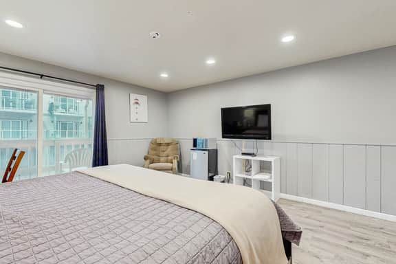 Inviting Room Blocks From the Beach and Downtown Dogs Welcome - Image 4