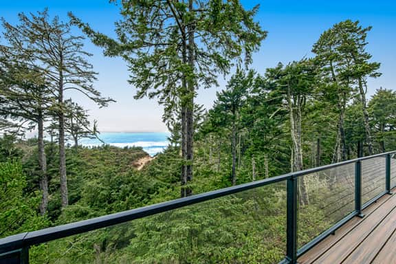 Cape retreat w/Ocean Views, Hot Tub & Beach Access - Image 3