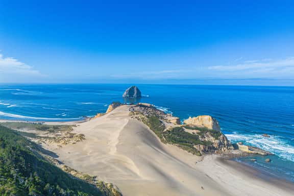 Cape retreat w/Ocean Views, Hot Tub & Beach Access - Image 4