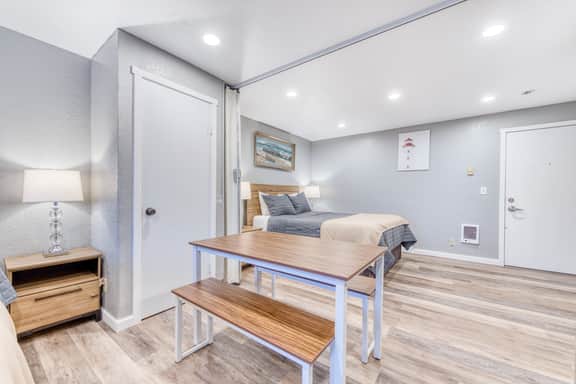 Dog friendly Two Room Combination Walk to Downtown and the Beach - Image 5