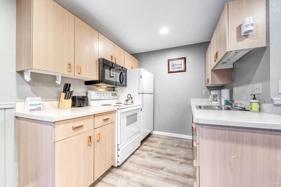 Dog friendly Two Room Combination Walk to Downtown and the Beach - Image 3