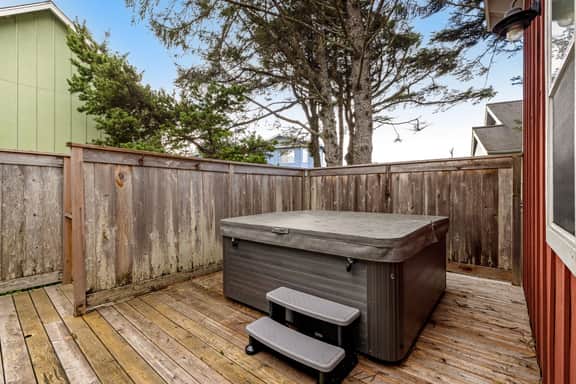 Family Home with Game Room WiFi Fireplace Private Hot Tub Walk to Beach - Image 3