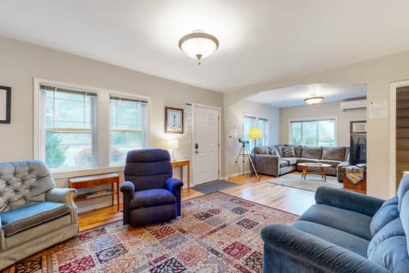 Coastal Craftsman with picture perfect bay views walk to Barview Jetty Beach - Image 4