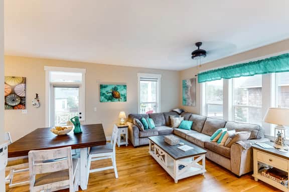 Charming three story getaway with two cozy living areas walk to the beach - Image 4