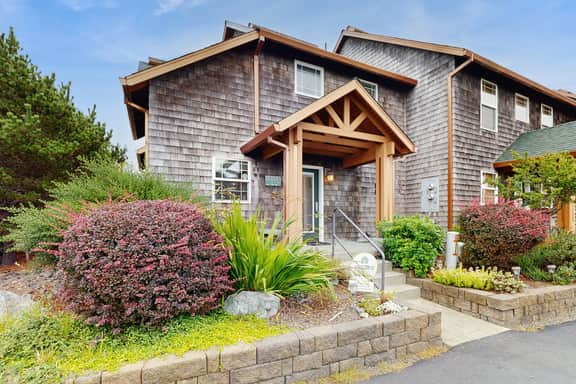 Beautiful lake view home with hot tub kayaks and bike two blocks to beach - Image 3