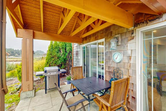 Beautiful lake view home with hot tub kayaks and bike two blocks to beach - Image 2