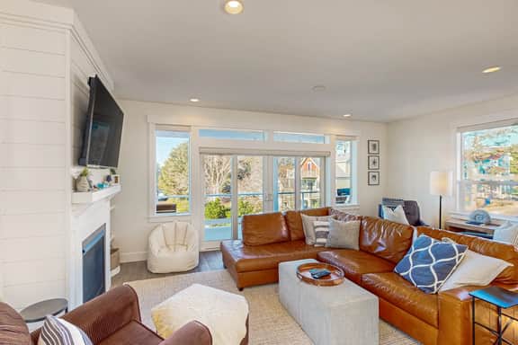 Beautiful family friendly home with private hot tub walk to beach shared pool - Image 4