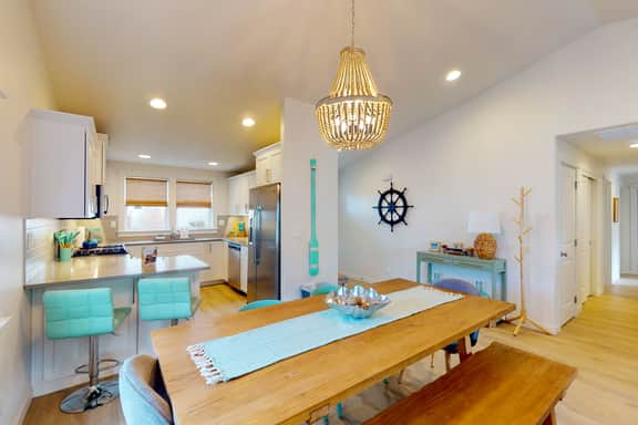 Dog friendly home near the ocean with private patio, fireplace & central AC - Image 2
