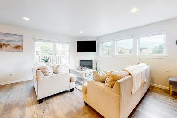 Stunning home with fireplace firepit and central AC short walk to the beach - Image 4