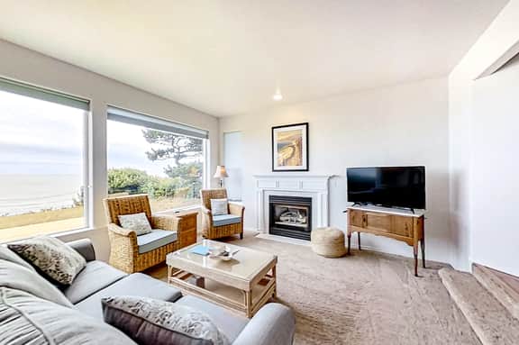Two Story Dog Friendly Oceanfront Home with Free WiFi and Gas Fireplace - Image 3
