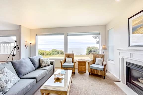 Two Story Dog Friendly Oceanfront Home with Free WiFi and Gas Fireplace - Image 4