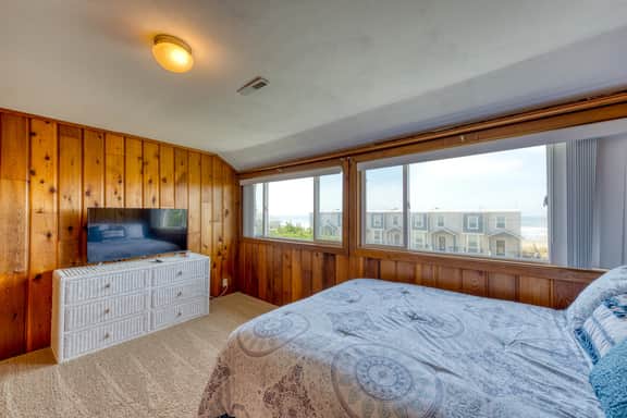 Convenient Home with Ocean View and Great Location Close to Beach Access Town - Image 2