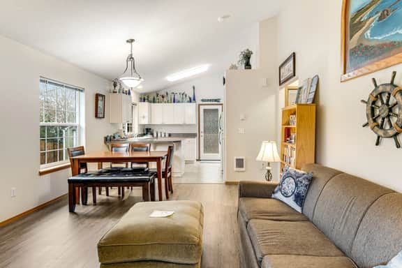 Dog Friendly Home Just a Half Mile Walk to the Beach and Heart of Town - Image 5