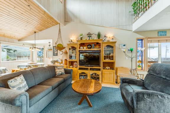 Spacious family home with ocean view balcony deck and fireplace dogs OK - Image 2